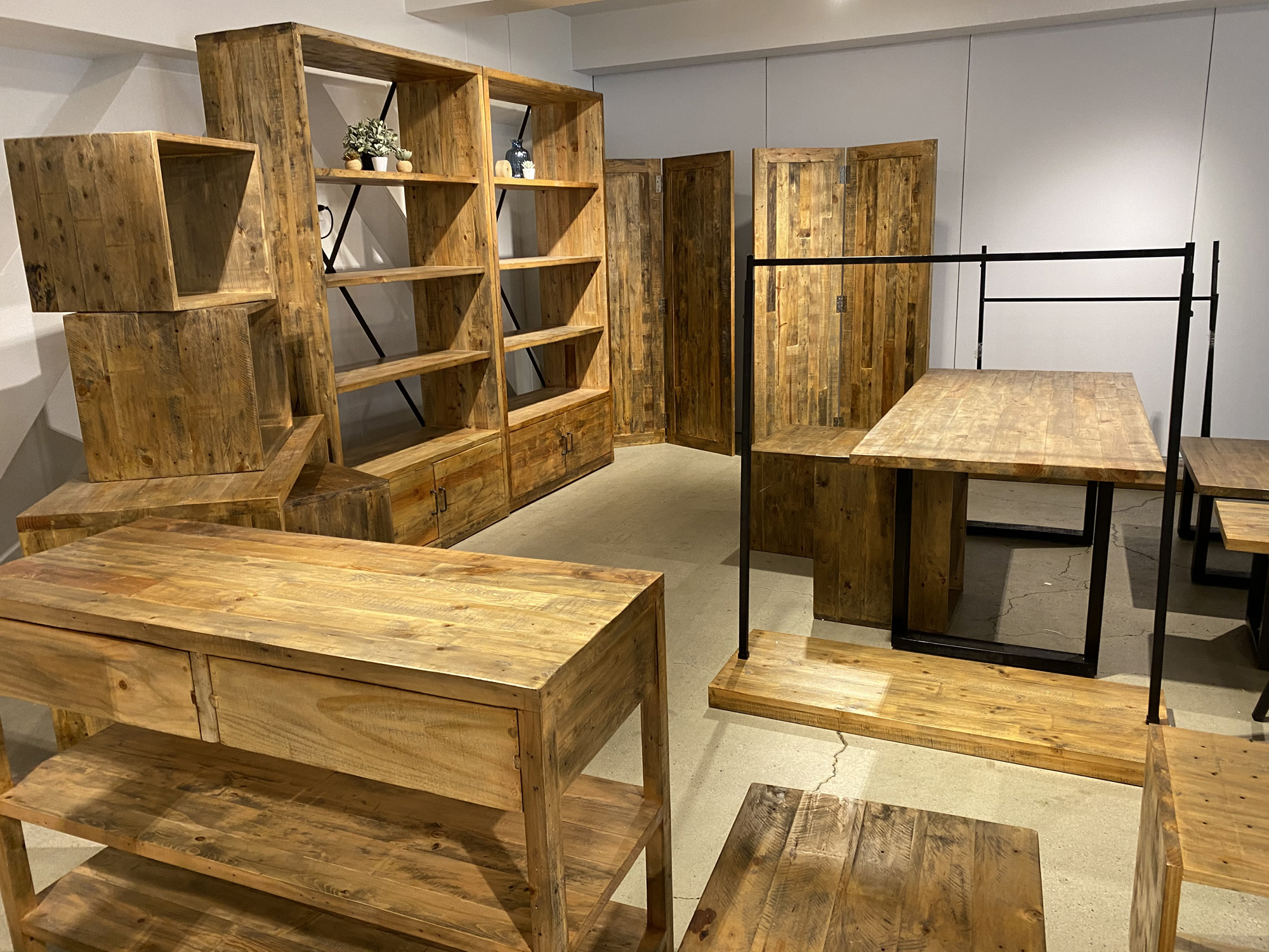 廃棄パレットを再利用した環境配慮型の新しい什器「WOODEN」を発売